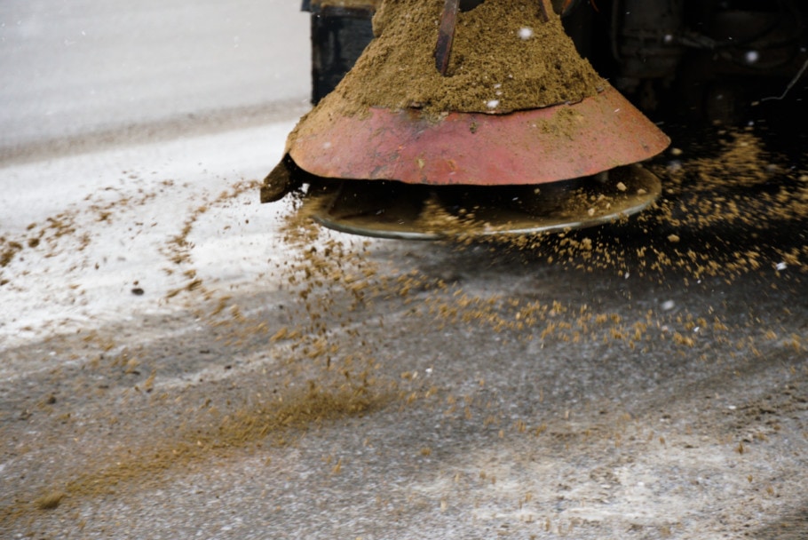 применение противогололедных реагентов,фото