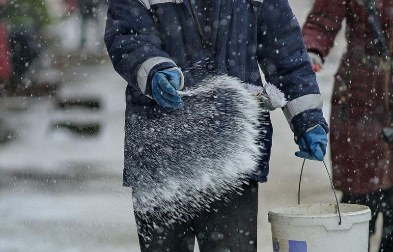 применение противогололедных реагентов,фото